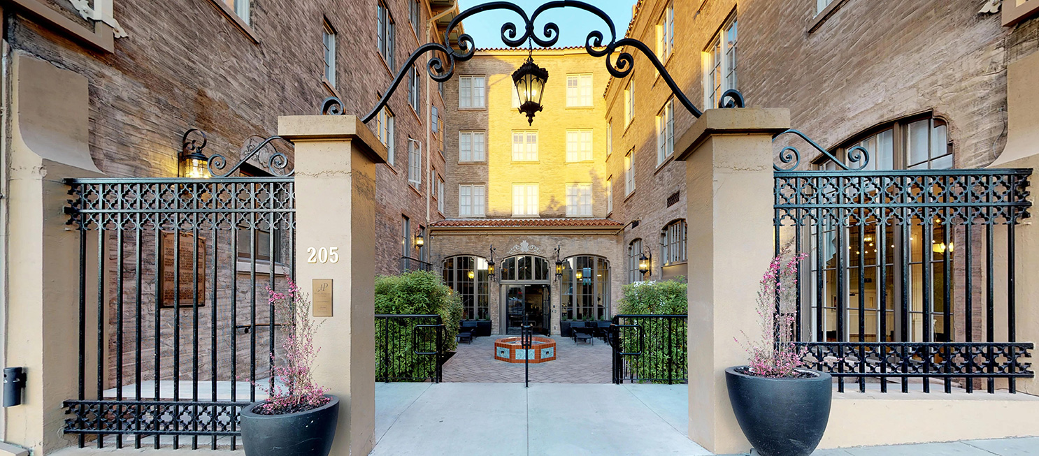 Hotel Petaluma Entrance